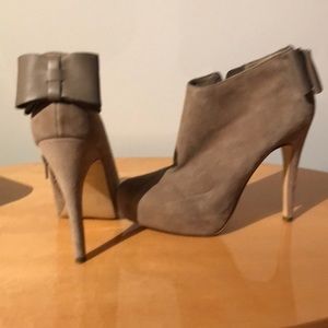 High heeled booties with bow